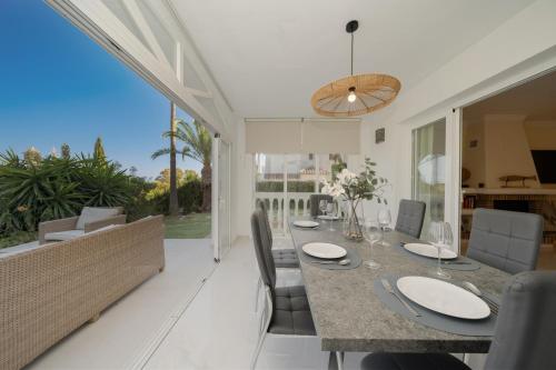 Villa in Elviria, a retreat among palm trees, with private heated pool and barbecue, Marbella