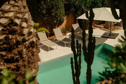 Villa in Elviria, a retreat among palm trees, with private heated pool and barbecue, Marbella