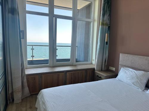 Ένα ή περισσότερα κρεβάτια σε δωμάτιο στο MAGNIT Apartments у самого моря