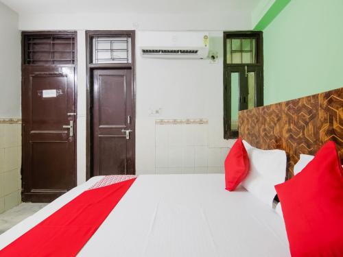 Postel nebo postele na pokoji v ubytování Hotel O Red Rose