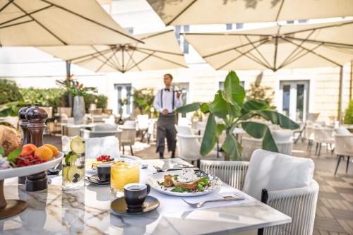 Jídlo v hotelu nebo okolí