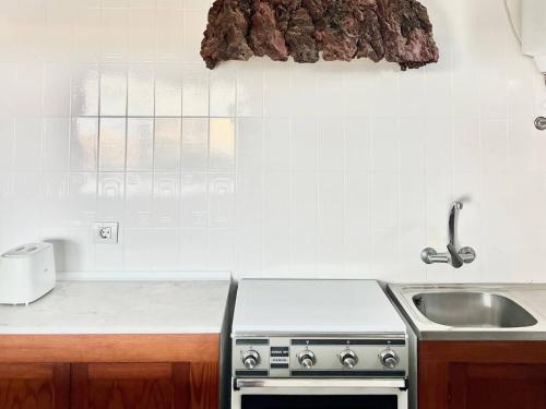 eine Küche mit Herd und Spüle in der Unterkunft Vista Paraiso 2 in Mácher
