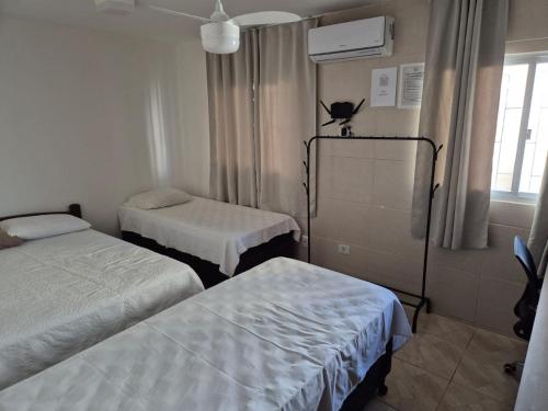 Katil atau katil-katil dalam bilik di 2 Apartamento no Monte Verde próximo ao Floripa Shopping