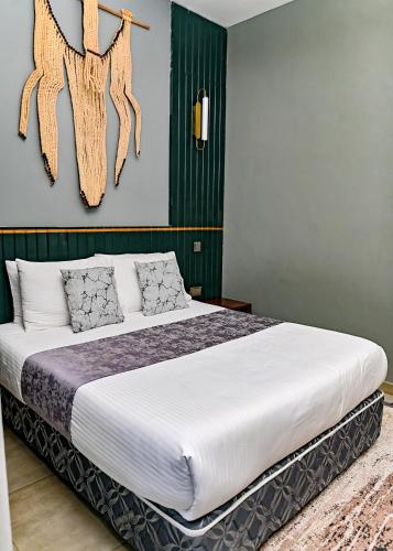 Ein Bett oder Betten in einem Zimmer der Unterkunft Pangolin Nest Boutique Hotel
