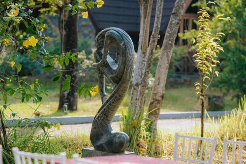 a statue of a snake on a table at Ume Hotel & Retreat in Bóng Suối