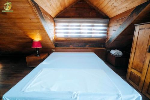 a bed in a room with a window at Ume Hotel & Retreat in Bóng Suối