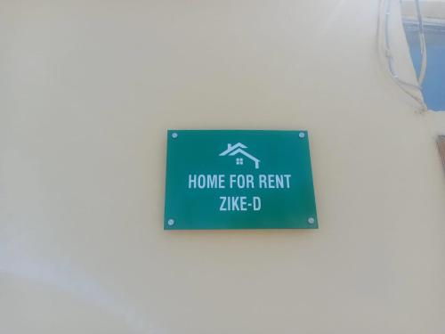Un cartel que dice casa en alquiler tomar d en ZIKE-D, a home to rent!, en Berat