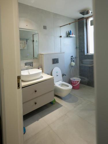 Koupelna v ubytování Luxury 5 BHK Duplex Villa with jacuzzi
