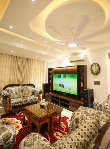 TV a/nebo společenská místnost v ubytování Luxury 5 BHK Duplex Villa with jacuzzi