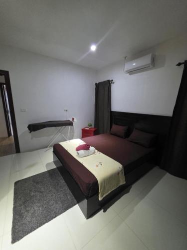 เตียงในห้องที่ Samayra's Apartment