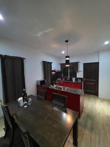 ครัวหรือมุมครัวของ Samayra's Apartment