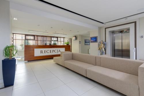 Ο χώρος του λόμπι ή της ρεσεψιόν στο Atrium Apartment Spa & Gym 150m to the Beach Sarbinowo by Noclegi Renters