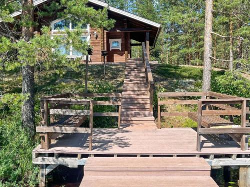 ein Holzsteg, der zu einer Hütte im Wald führt in der Unterkunft Holiday Home Papulantupa by Interhome in Kulho