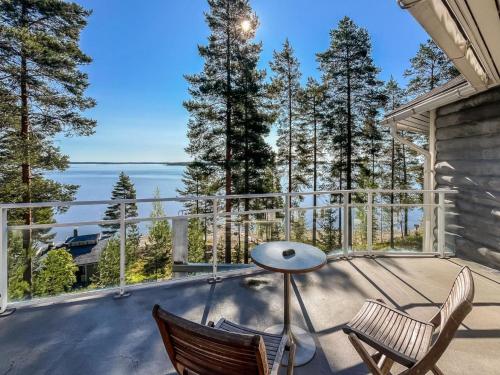 Aussicht vom Balkon eines Hauses mit Stühlen in der Unterkunft Holiday Home Huvila lomaonni by Interhome in Kolinkylä