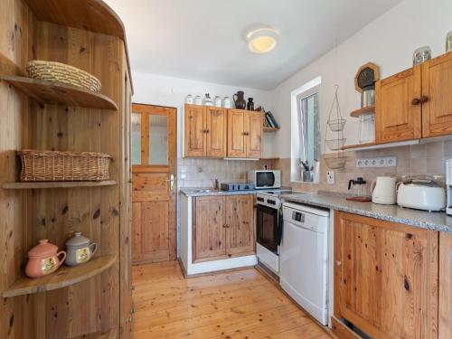 Dapur atau dapur kecil di Holiday Home Hůrka by Interhome
