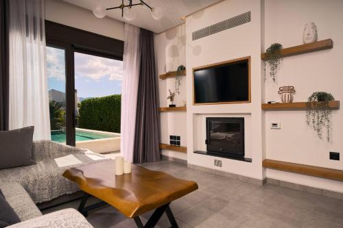 Μια τηλεόραση ή/και κέντρο ψυχαγωγίας στο Villa Solace, A Serene Retreat With Private Pool