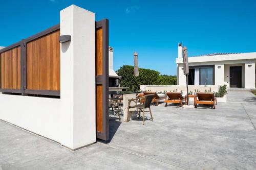 Μπαλκόνι ή βεράντα στο Villa Solace, A Serene Retreat With Private Pool