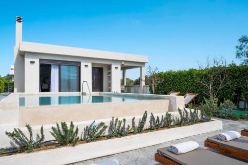 Πισίνα στο ή κοντά στο Villa Solace, A Serene Retreat With Private Pool
