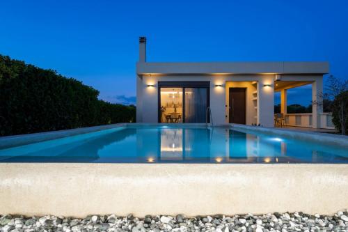 Πισίνα στο ή κοντά στο Villa Solace, A Serene Retreat With Private Pool