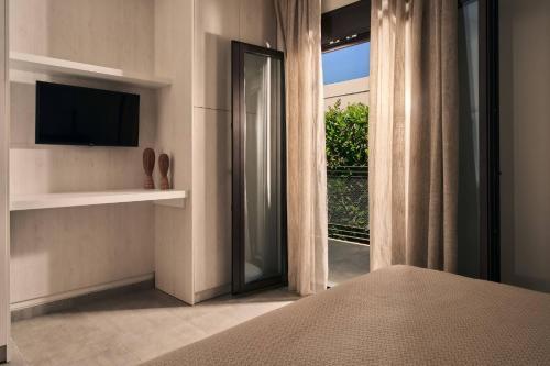 Μια τηλεόραση ή/και κέντρο ψυχαγωγίας στο Villa Solace, A Serene Retreat With Private Pool