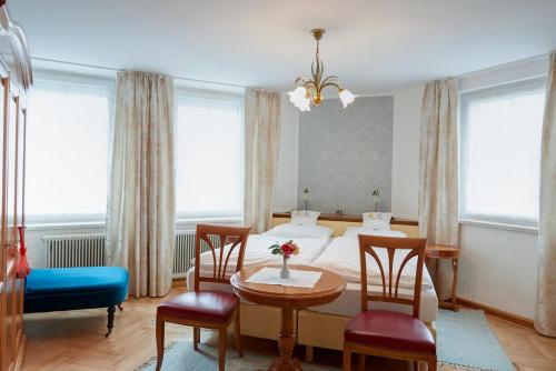 a bedroom with a bed and a table and chairs at Hametner mit Innviertlerhaus mit Thermenzugang in Bad Hall