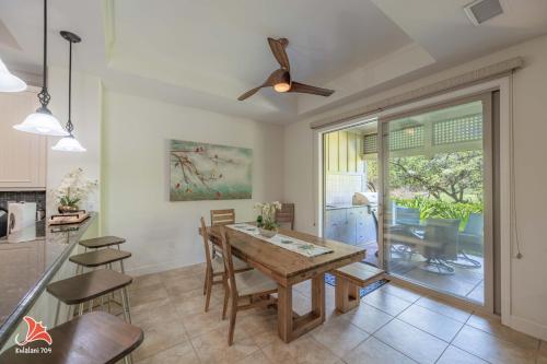 a kitchen and dining room with a table and a ceiling fan at 2BR bright quiet condo in Kulalani sleeps 6 in Waikoloa