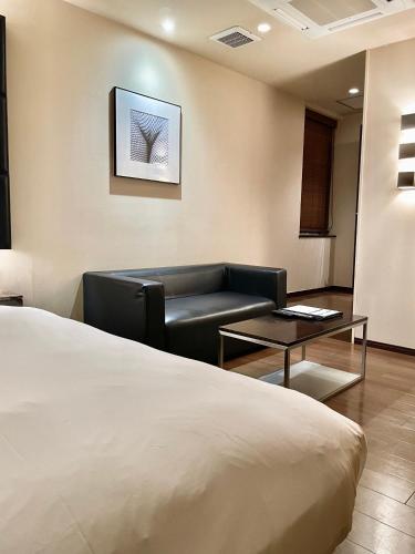a hotel room with a bed and a couch at Hotel BIX チェックイン23時 変更不可 in Tokyo