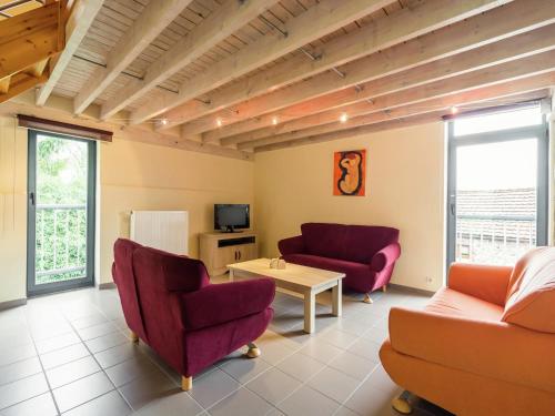 Una sala de estar con dos sofás y una mesa. en Cozy Bedrooms Cottage, Soumoy, en Soumoy