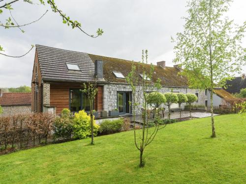 una vista exterior de una casa con patio en Cozy Bedrooms Cottage, Soumoy, en Soumoy