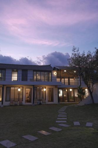a large house with a yard in front of it at Dali Healing Yard 喜洲禾隐星登 in Dali