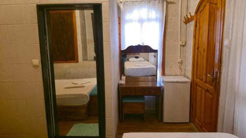 a small bathroom with a sink and a mirror at yıldız saray konuk evi in Sanlıurfa