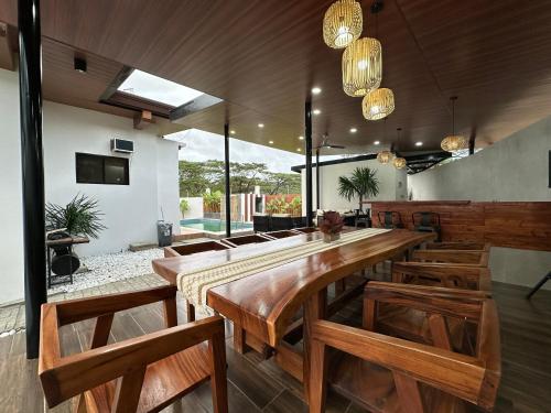 Televisyen dan/atau pusat hiburan di Sierra Sky Cabin by RK