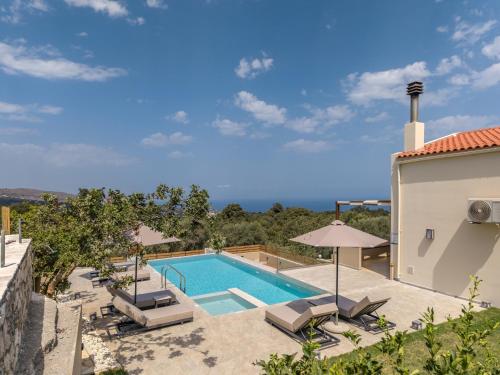una villa con piscina y una casa en Athos Rural Villa, en Prinés