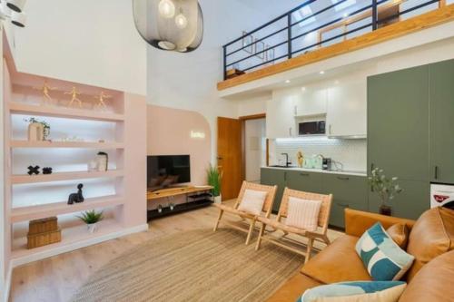 una sala de estar con un sofá y una mesa en GuestReady - Casa Karolina, en Setúbal