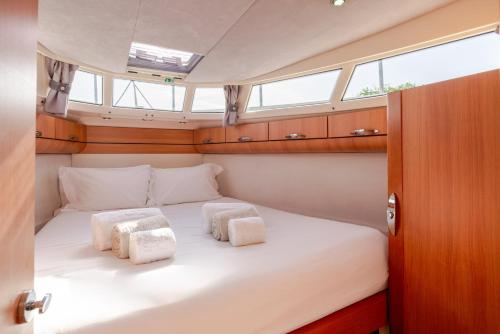 una cama en la parte trasera de un barco en Rosé Dream Boat by Portugal Active, en Viana do Castelo