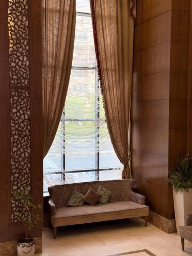 Una cama o camas en una habitación de Afraa Hotel Al Aziziya