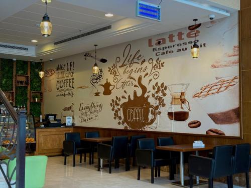 Un restaurante u otro lugar para comer en Afraa Hotel Al Aziziya
