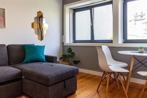 ein Wohnzimmer mit Sofa und Tisch in der Unterkunft GUEST H4U Porto City Center in Porto