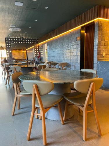 a dining room with a large table and chairs at Pousada Flor de Anis in Alto Paraíso de Goiás