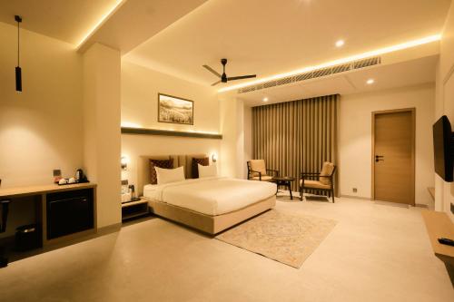 Ένα ή περισσότερα κρεβάτια σε δωμάτιο στο Hotel ADB Mansingh Inn