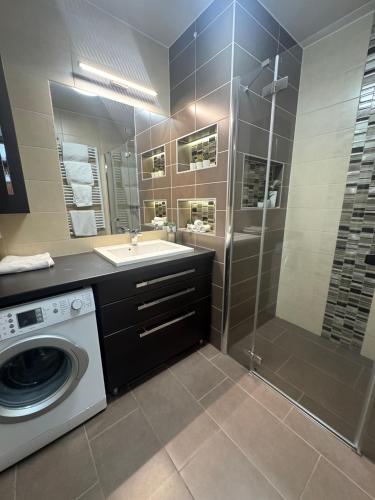 Ванная комната в Local-Lux Apartman 3 szoba, privát parkoló