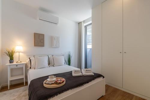 Postel nebo postele na pokoji v ubytování Sleek & Modern Flat w/ Private Garage by HostWise