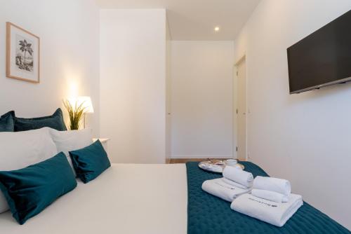 Postel nebo postele na pokoji v ubytování Sleek & Modern Flat w/ Private Garage by HostWise