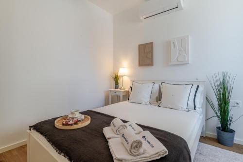 Postel nebo postele na pokoji v ubytování Sleek & Modern Flat w/ Private Garage by HostWise