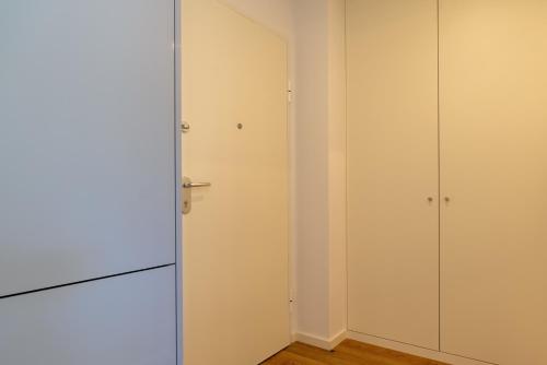 Fotografie z fotogalerie ubytování Sleek & Modern Flat w/ Private Garage by HostWise v destinaci Leça da Palmeira
