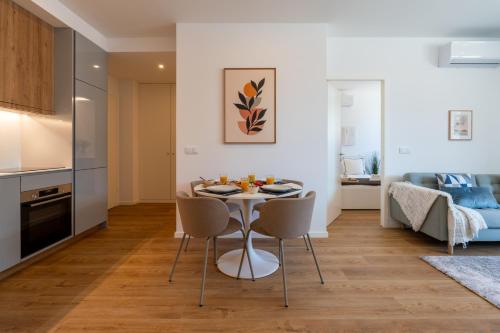 Kuchyň nebo kuchyňský kout v ubytování Sleek & Modern Flat w/ Private Garage by HostWise