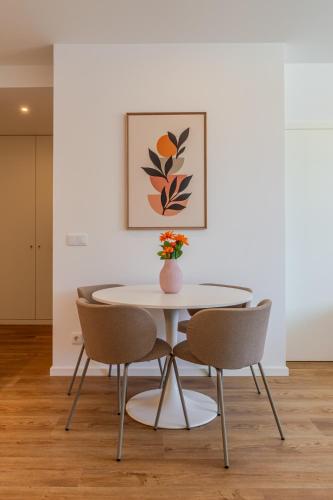Fotografie z fotogalerie ubytování Sleek & Modern Flat w/ Private Garage by HostWise v destinaci Leça da Palmeira