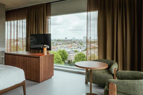 TV a/nebo společenská místnost v ubytování Hotel V Oosterpark by Conscious