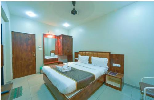 Ένα ή περισσότερα κρεβάτια σε δωμάτιο στο Hotel Vrindavan Deluxe Kolhapur NEAR CENTRAL BUS STAND
