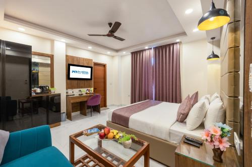 ノイダにあるPK Boutique Hotel Noida Expresswayのベッドと机があるホテルの部屋
